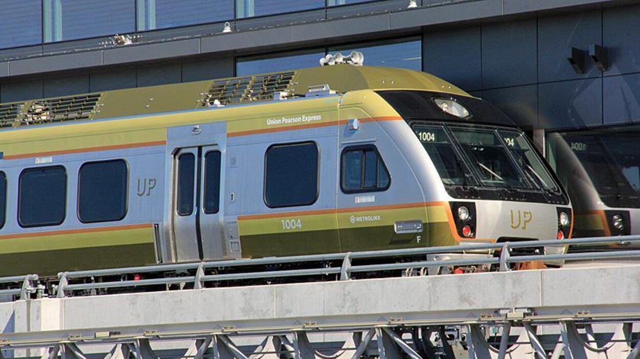 Photo d'un train vert et gris; le mot «Up» est écrit à l'avant du train