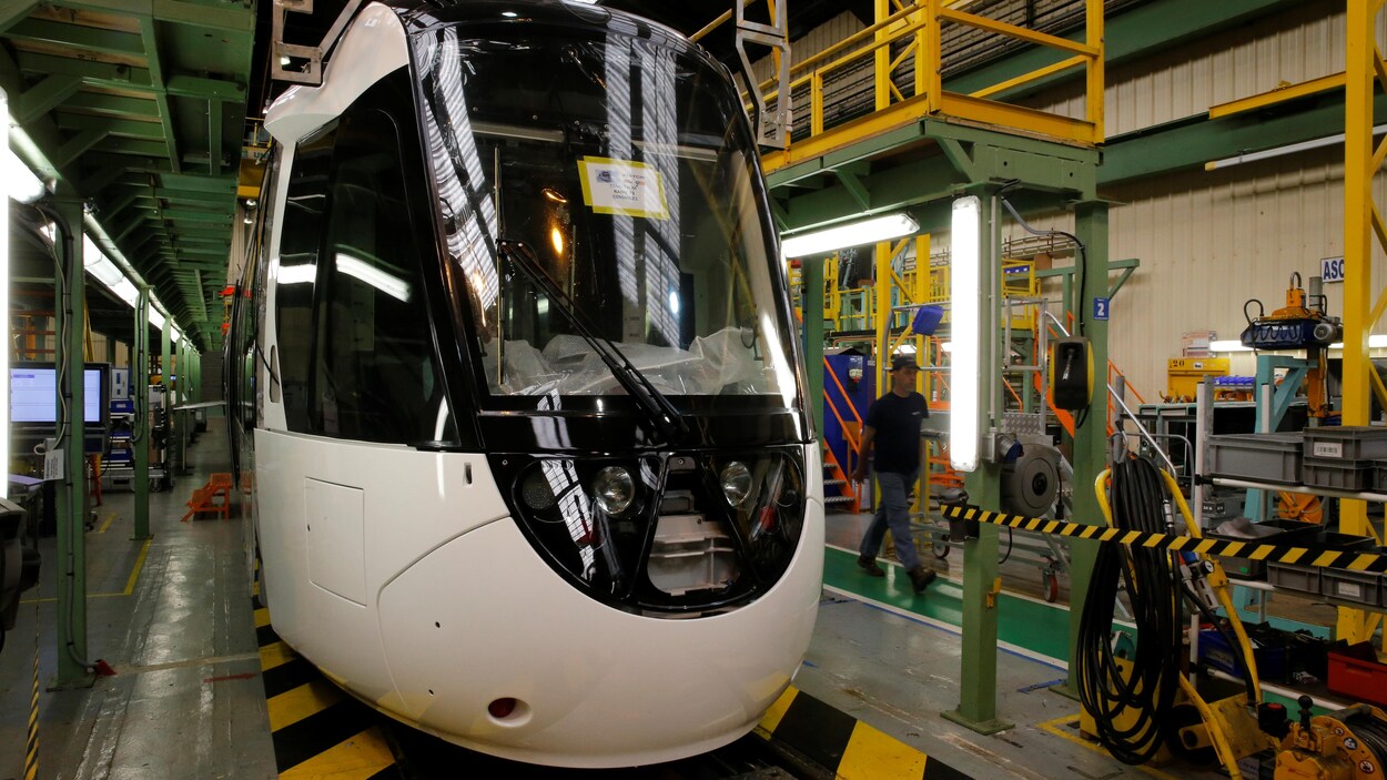 Un train en construction dans un usine d'Alstom.