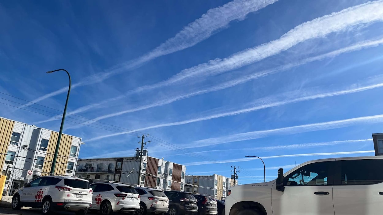 Le ciel de Sept-Îles strié de traînées blanches
