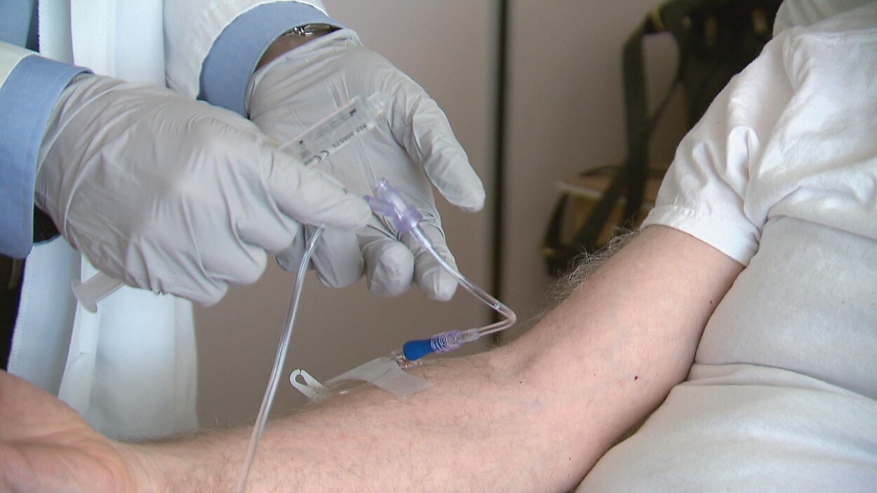 Un traitement est administré à un patient.