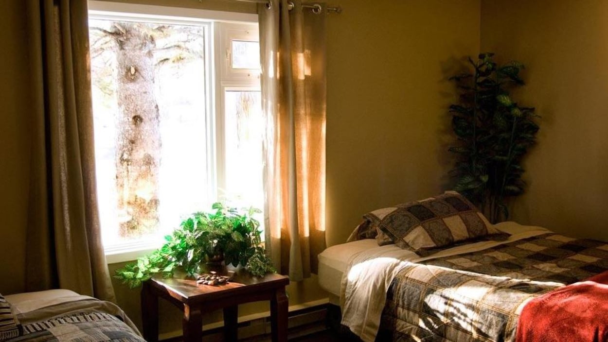 Une chambre avec deux lits