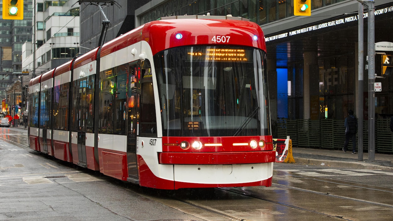 Comment améliorer le service de tramway de Toronto « parmi les plus lents du monde »?