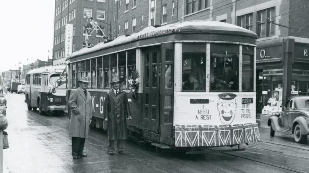 Les rails de l’ancien tramway de Regina découverts sous la 11e Avenue