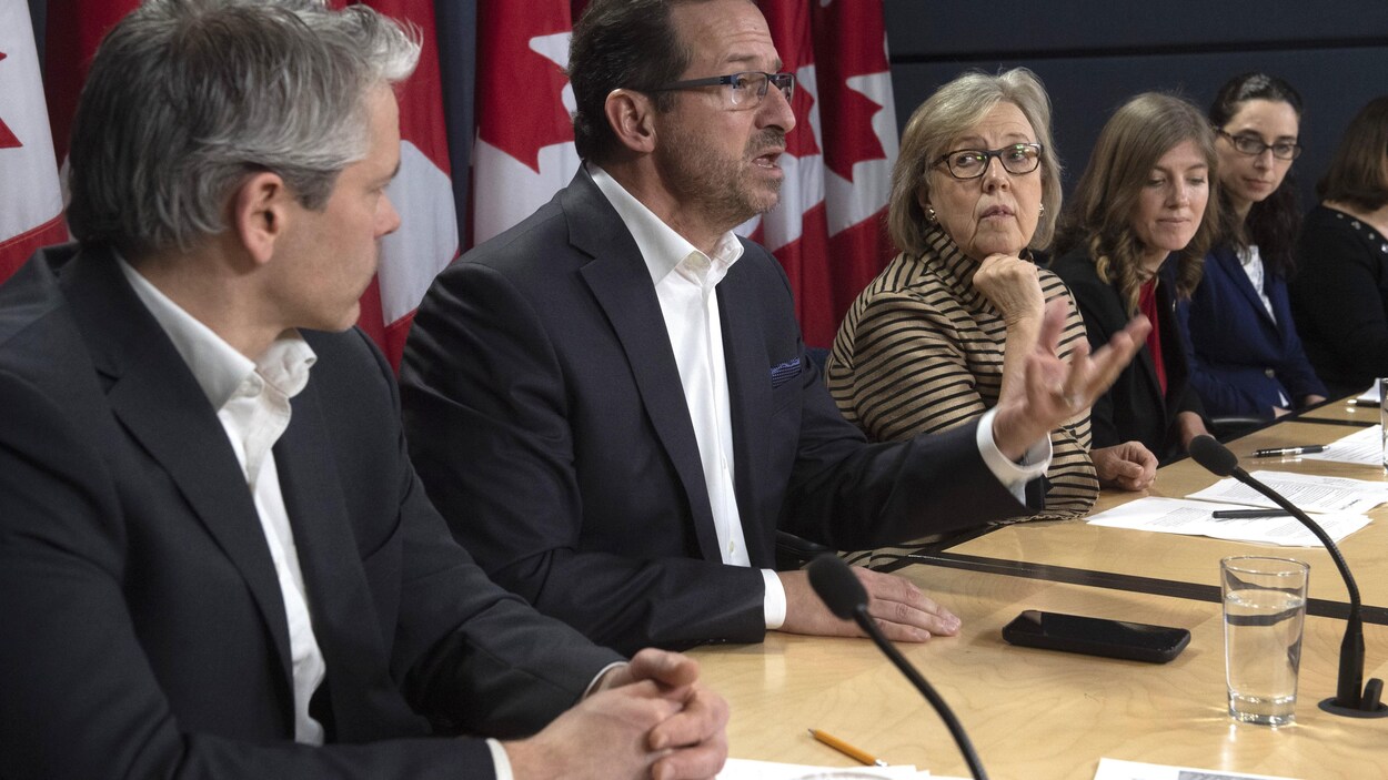Patrick Bonin, Elizabeth May, Laurel Collins, et Alexandra Woodsworth sont tous assis à une table de chaque côté d'Yves-François Blanchet qui répond aux questions en conférence de presse.