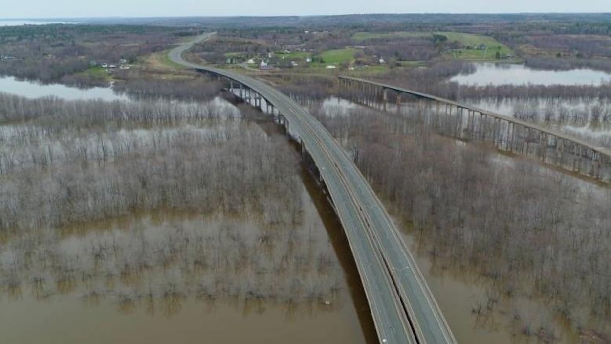 Vue aérienne de deux ponts de la Transcanadienne qui enjambent le fleuve Saint-Jean.