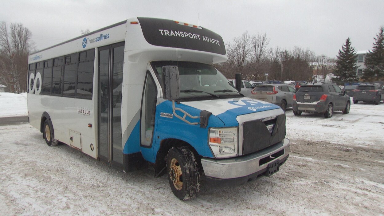 Un autobus du transport adapté qui appartient à Transcollines.