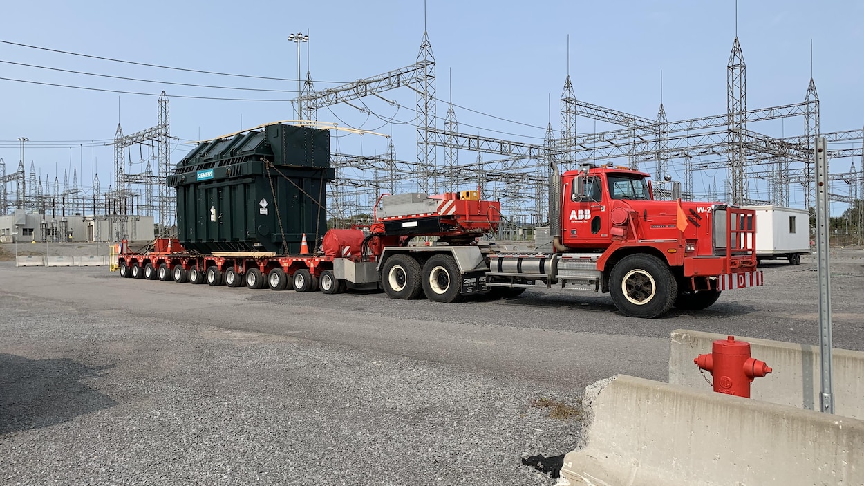 Le transformateur est placé sur un camion semi-remorque.