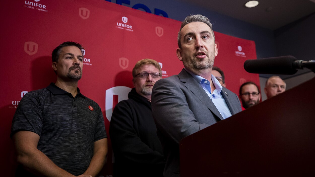 Gavin McGarrigle d'Unifor tient une conférence de presse en compagnie de chauffeurs d'autobus.