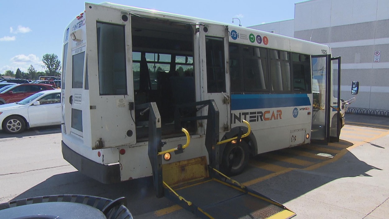 Un autobus de transport adapté.