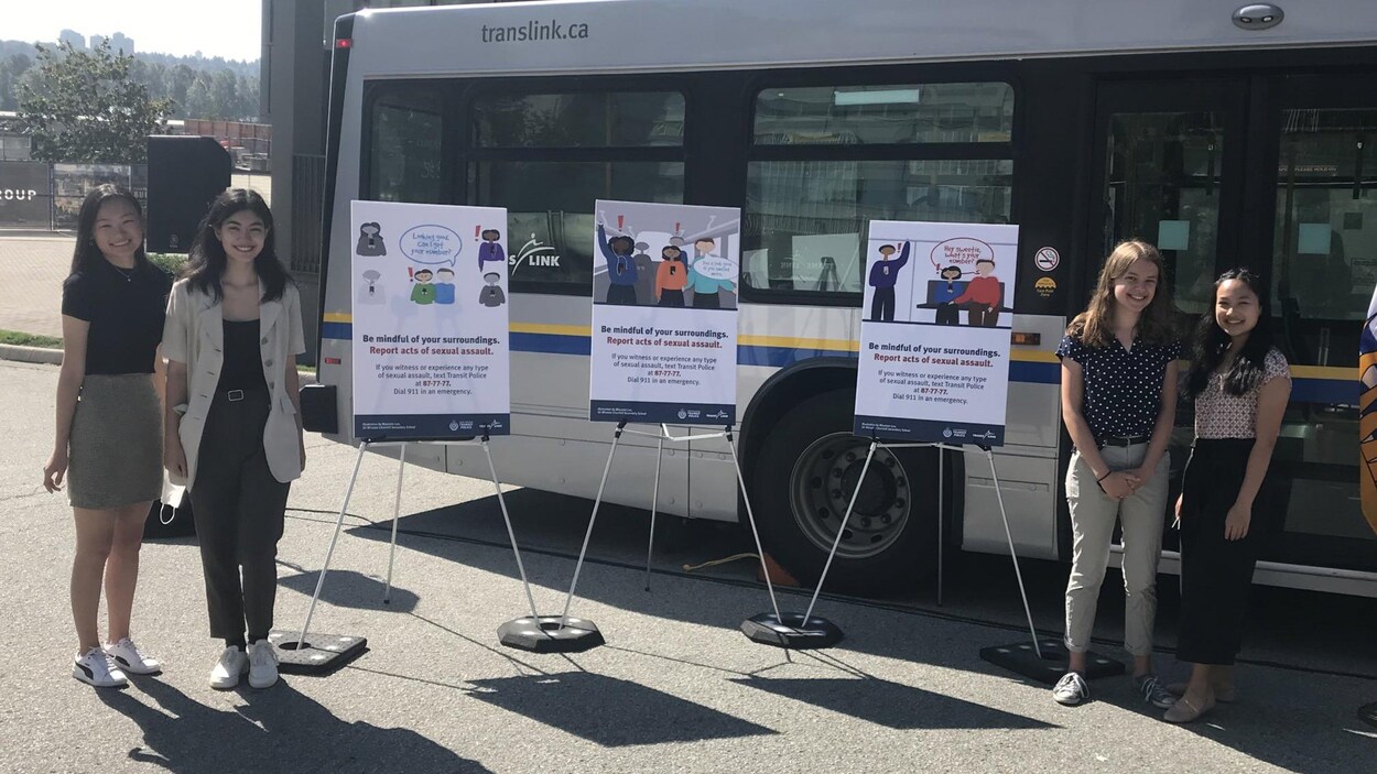 Des élèves de l'école secondaire Sir Winston Churchill présentent les affiches de la nouvelle campagne contre le harcèlement sexuel dans les transports en commun.