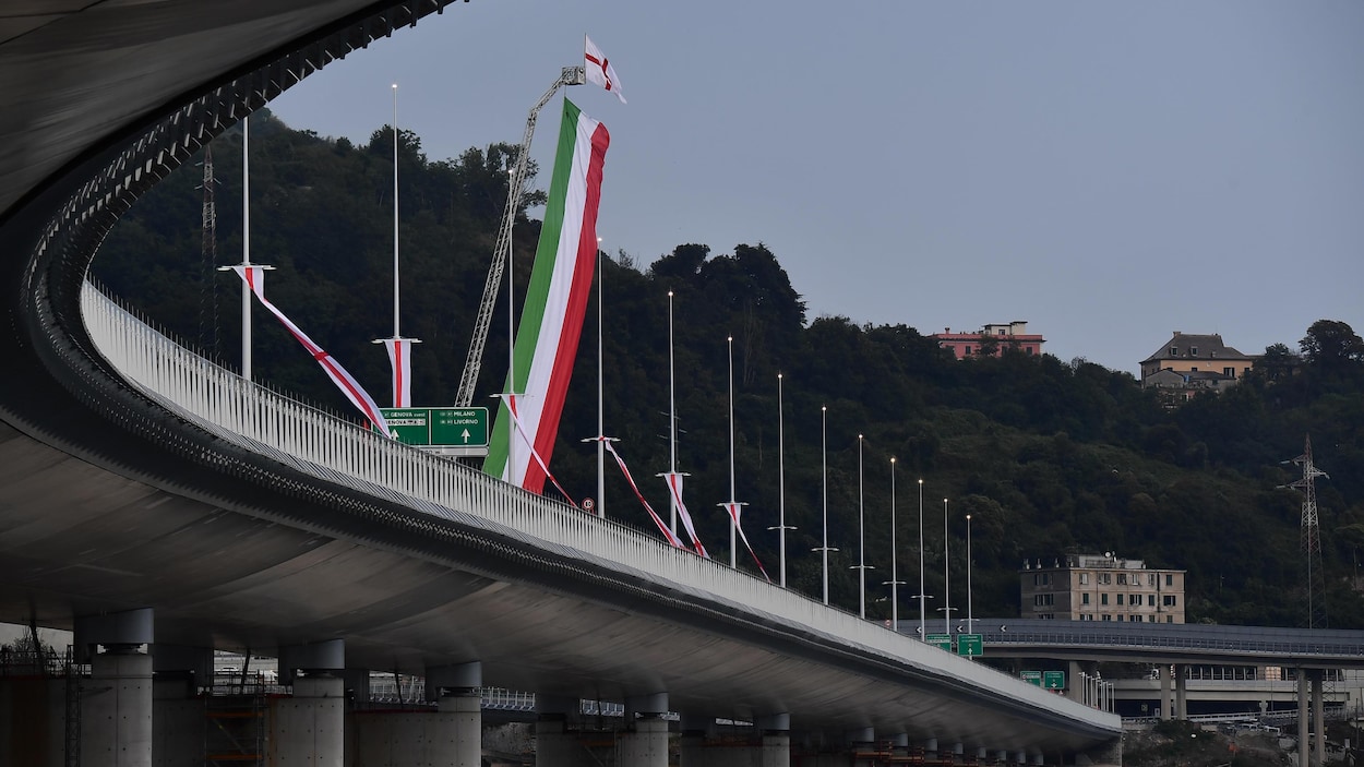Vue du pont avec le drapeau italien suspendu à une grue.