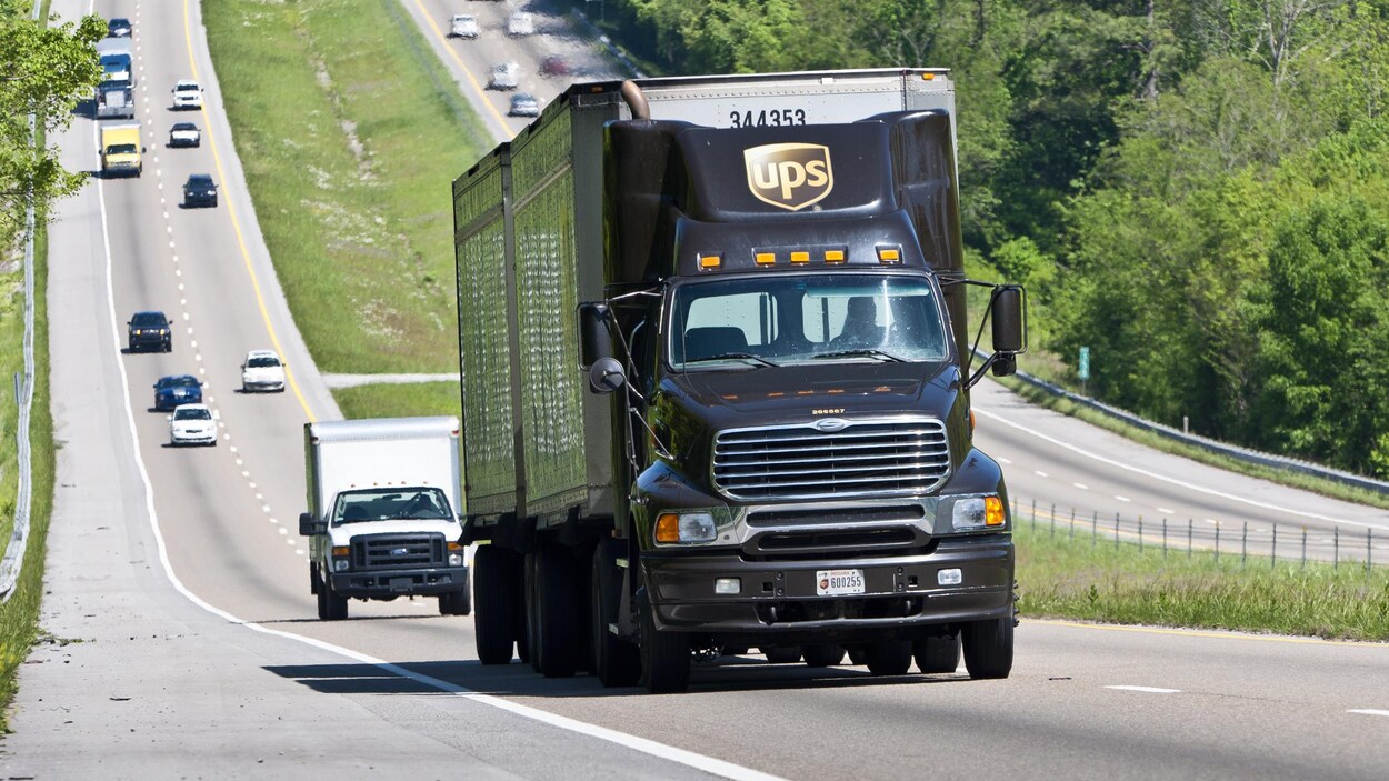 Un train routier de la compagnie United Parcel Service circule sur une autoroute.
