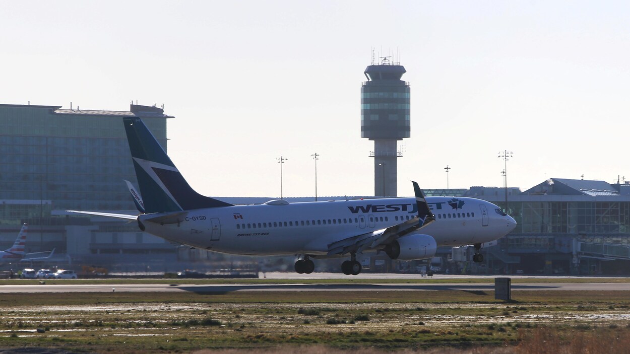 Un avion de WestJet atterrit à l'aéroport de Vancouver.