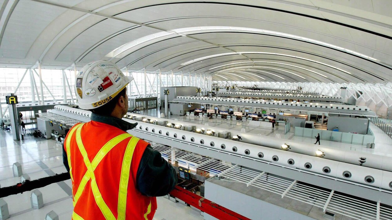Un employé de la compagnie Aecon dans un aéroport.