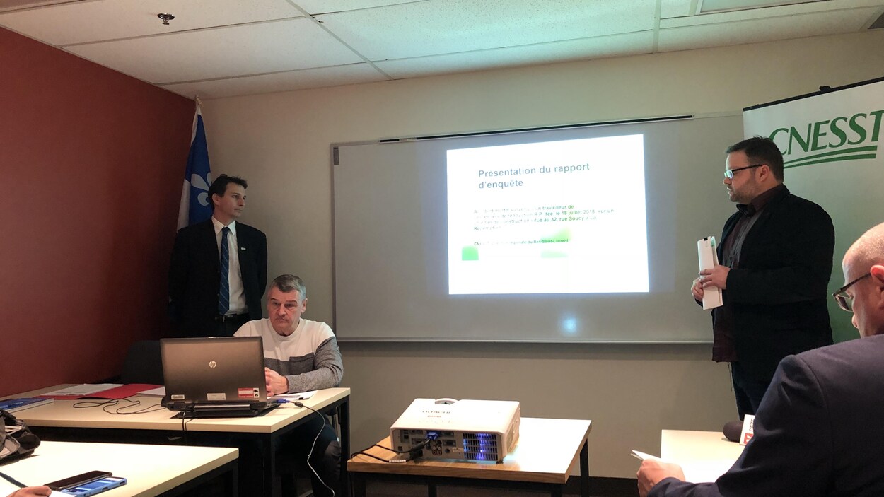 Les trois membres de la CNESST Bas-Saint-Laurent présentent devant les médias leur rapport d'enquête.