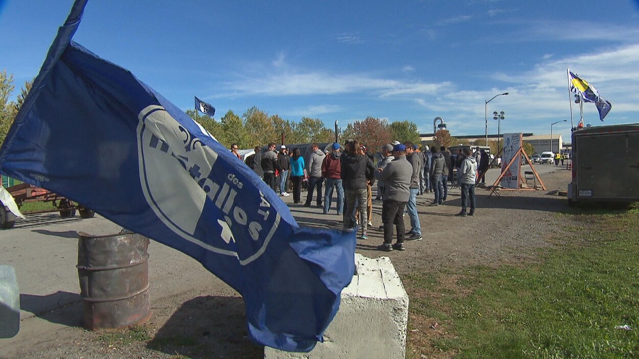Travailleurs et drapeau du syndicat.