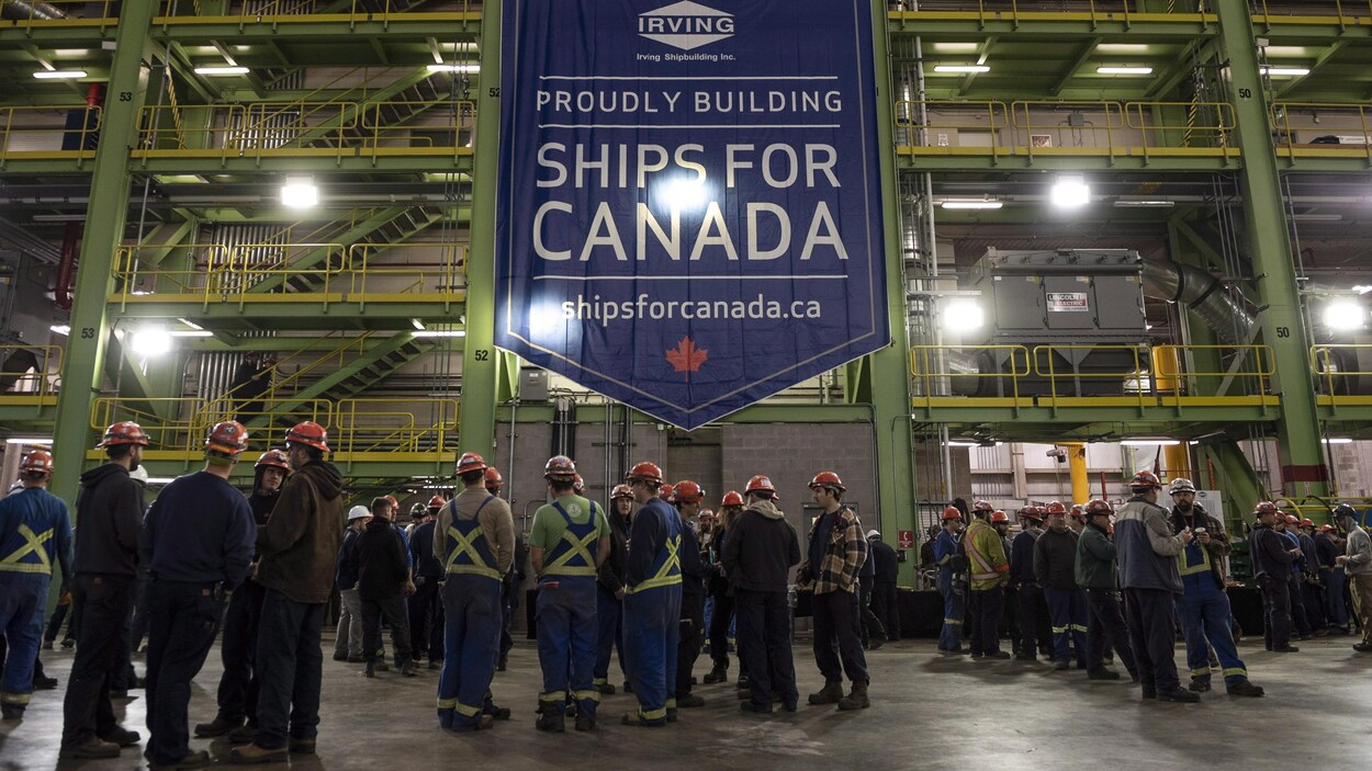 Des travailleurs assemblés à l'intérieur du bâtiment principal du chantier naval Irving, à Halifax, le 2 novembre 2018.