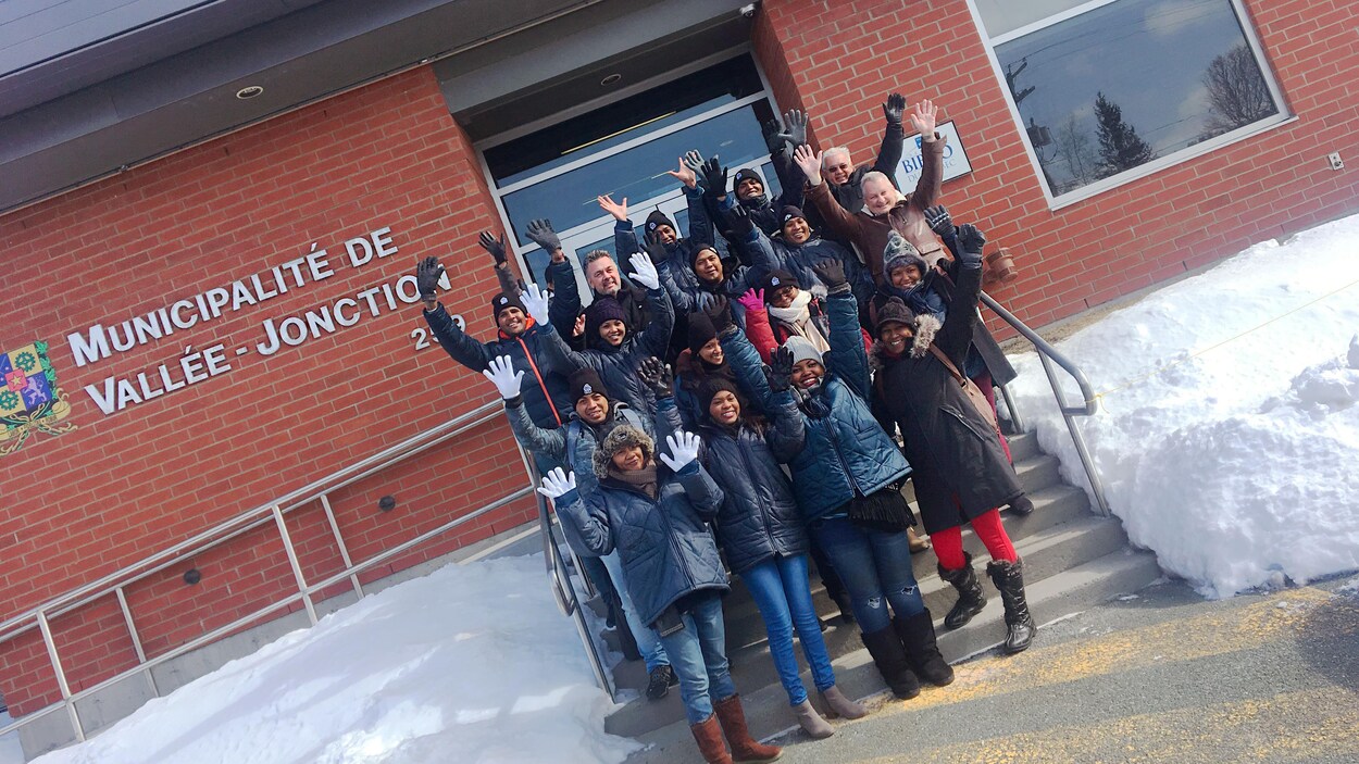 Les 32 travailleurs devant les bureaux de la municipalité de Vallée-Jonction.