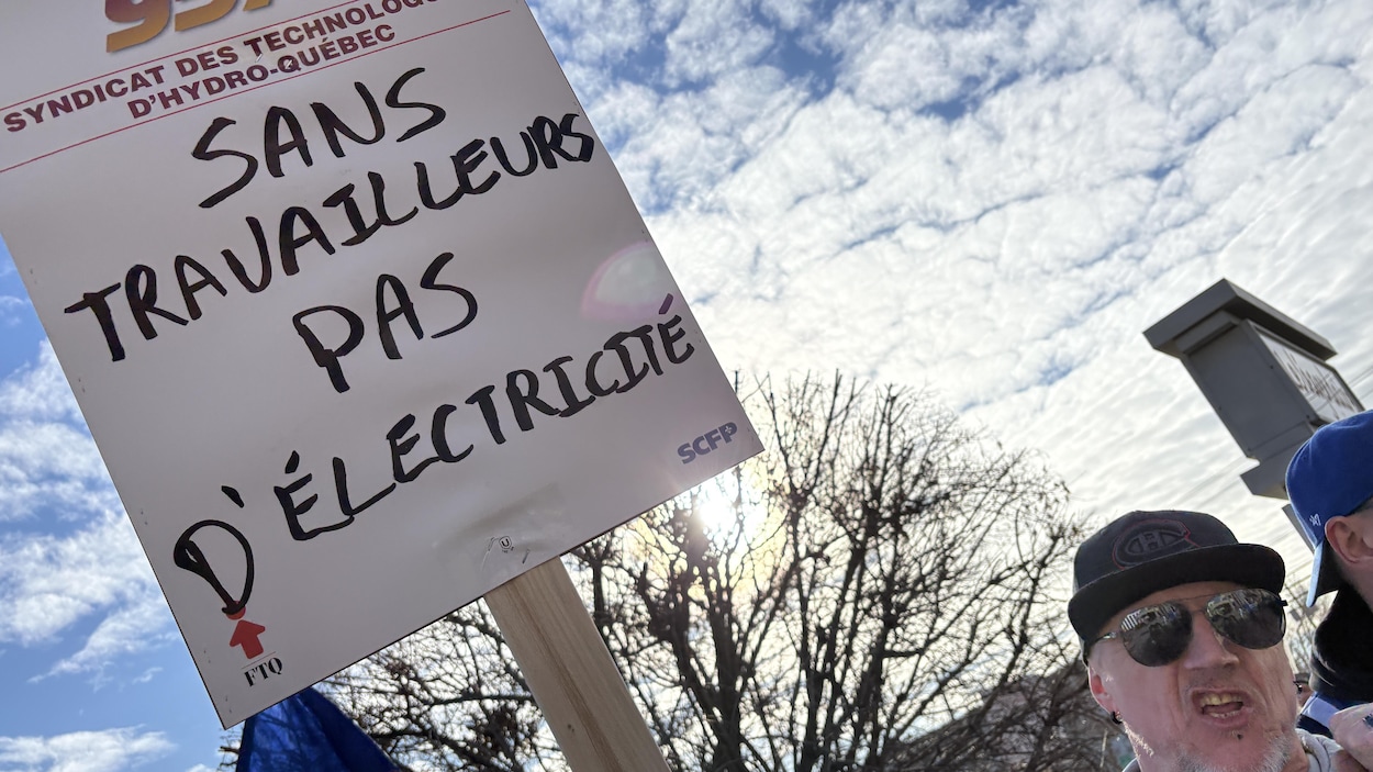 Des travailleurs d’Hydro-Québec manifestent lors du passage de la PDG à Saguenay