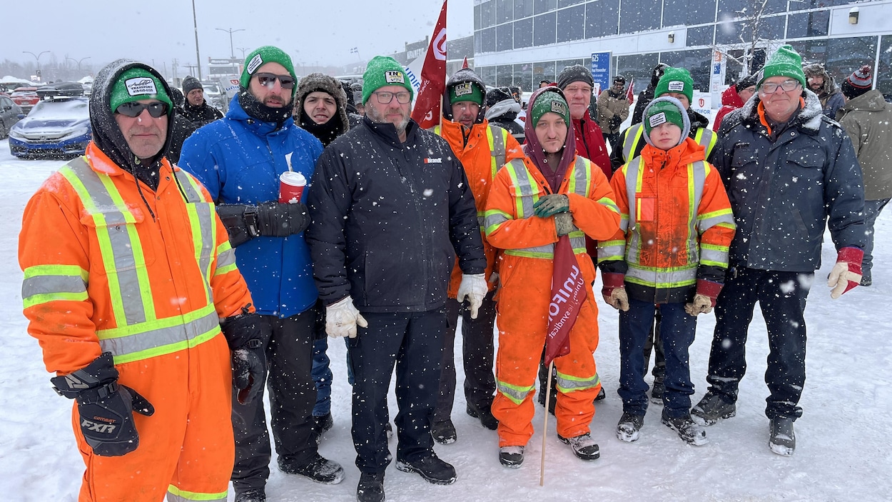 Crise forestière : des travailleurs manifestent à Baie-Comeau