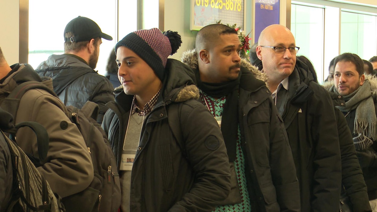 Des immigrants se font accueillir à l'aéroport de Val-d'Or.