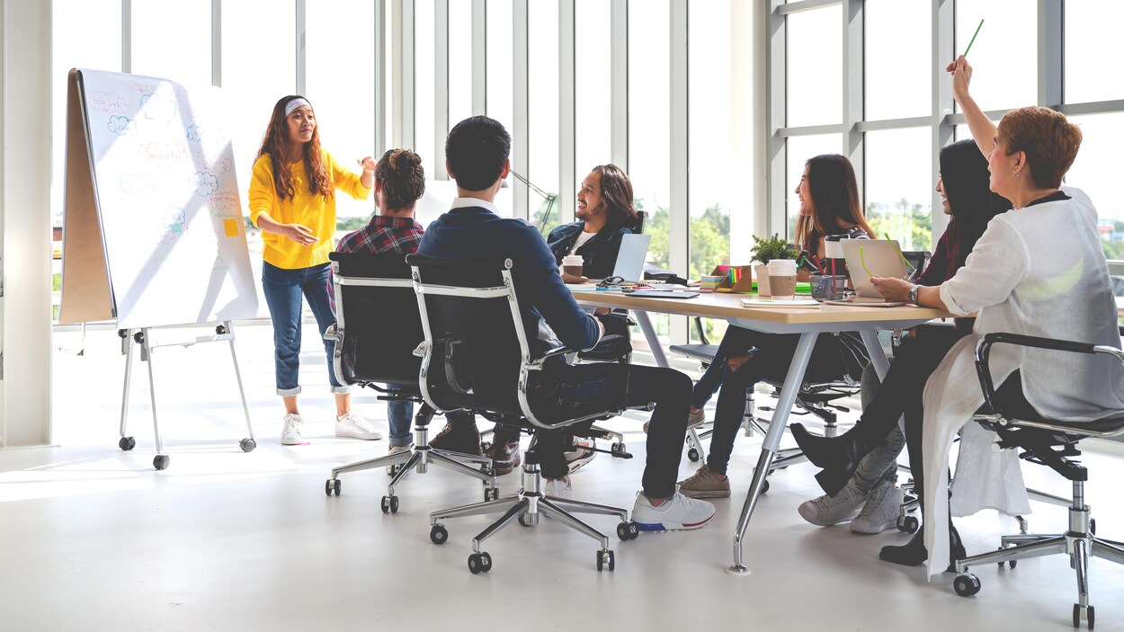 Plusieurs personnes sont réunies autour d'une table.