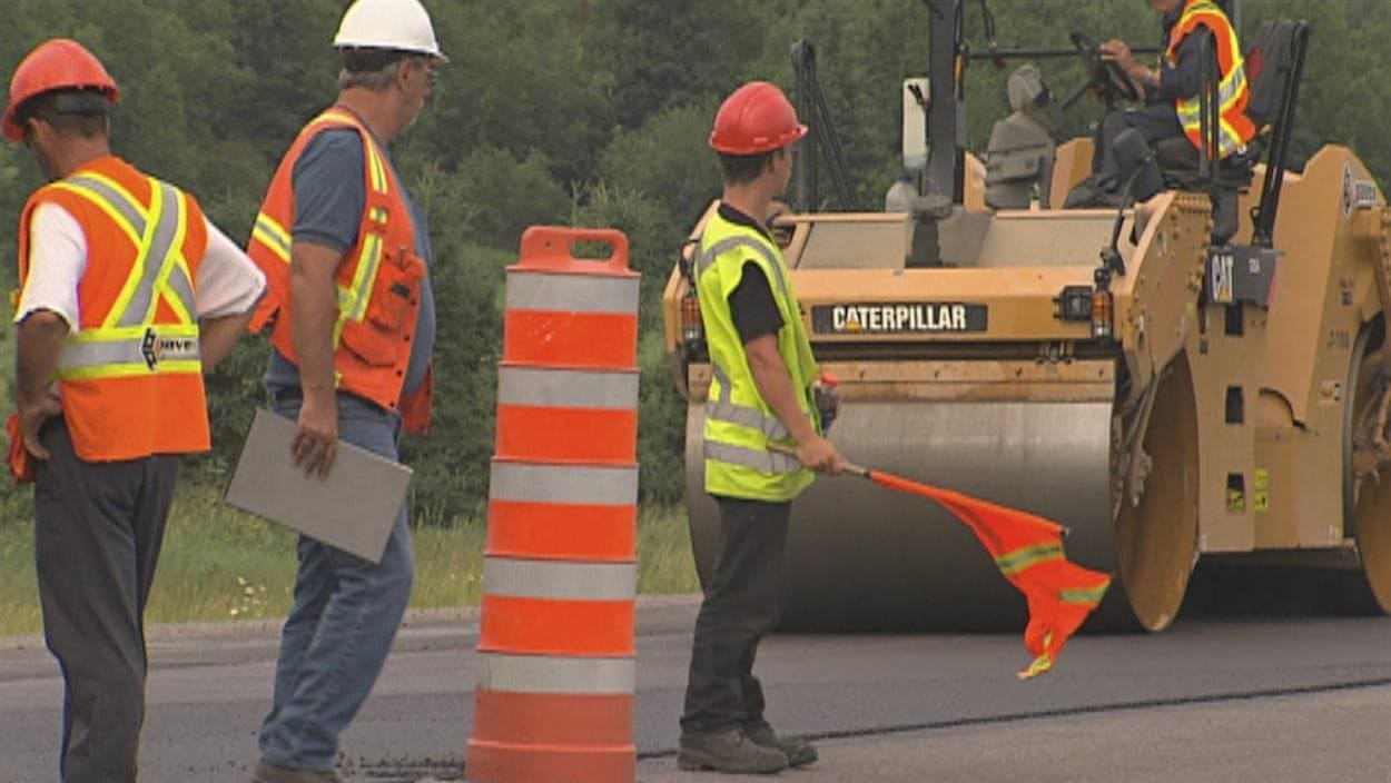 Des travailleurs sur un chantier routier Des travailleurs sur un chantier routier