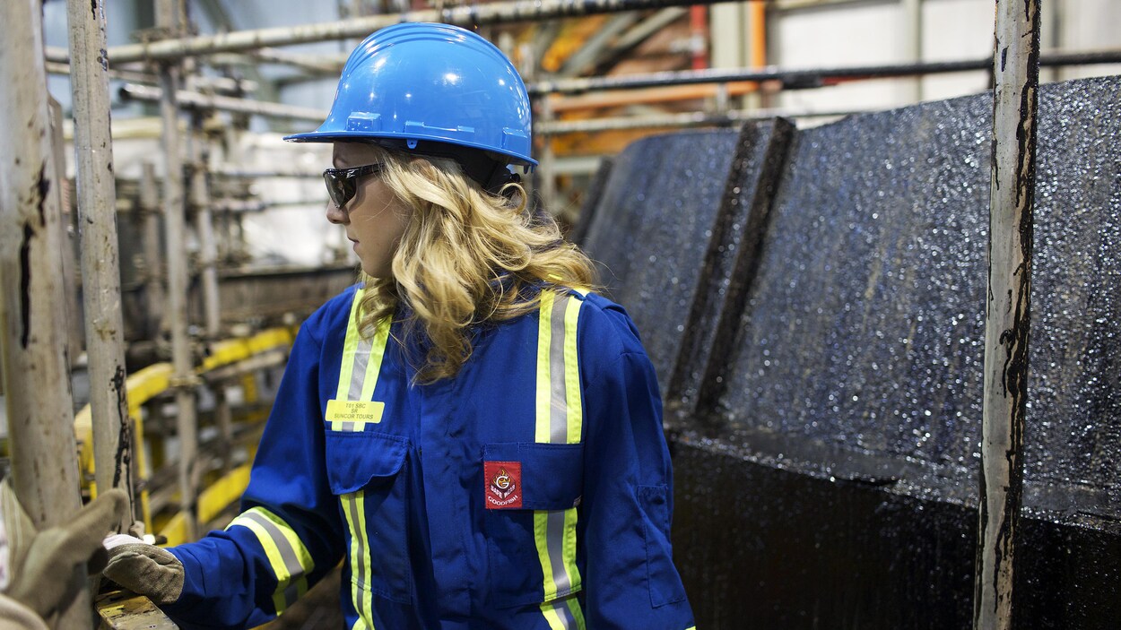 Une femme offre une visite guidée des installations de Suncor, au nord de Fort McMurray, en Alberta.