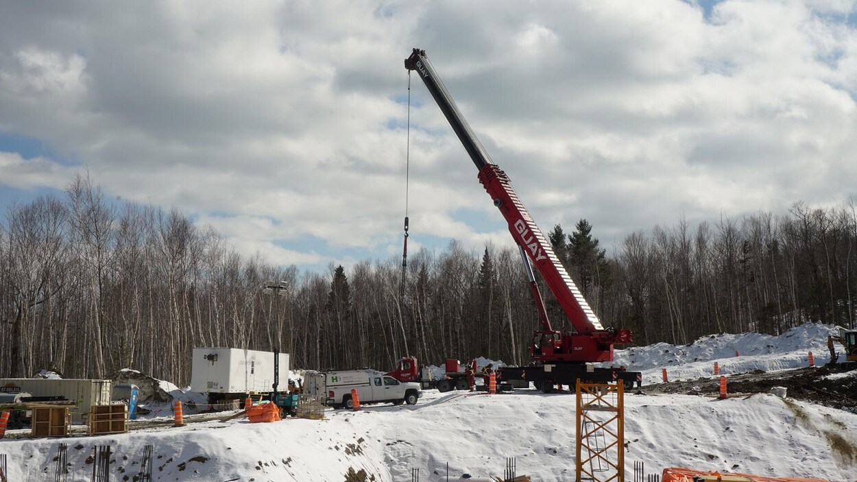 Une grue sur le chantier de construction du Club Med au Massif de Charlevoix