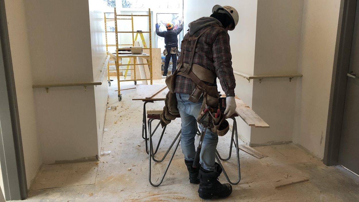 Des travailleurs qui rénovent une maison.