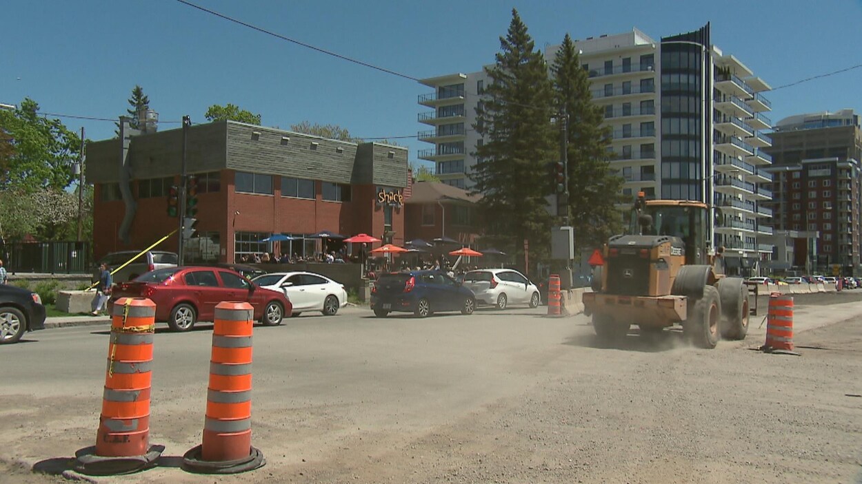 Les camions du chantier font « lever la poussière aux cinq minutes », selon Mélanie Doiron qui travaille au Shack Resto Bar.