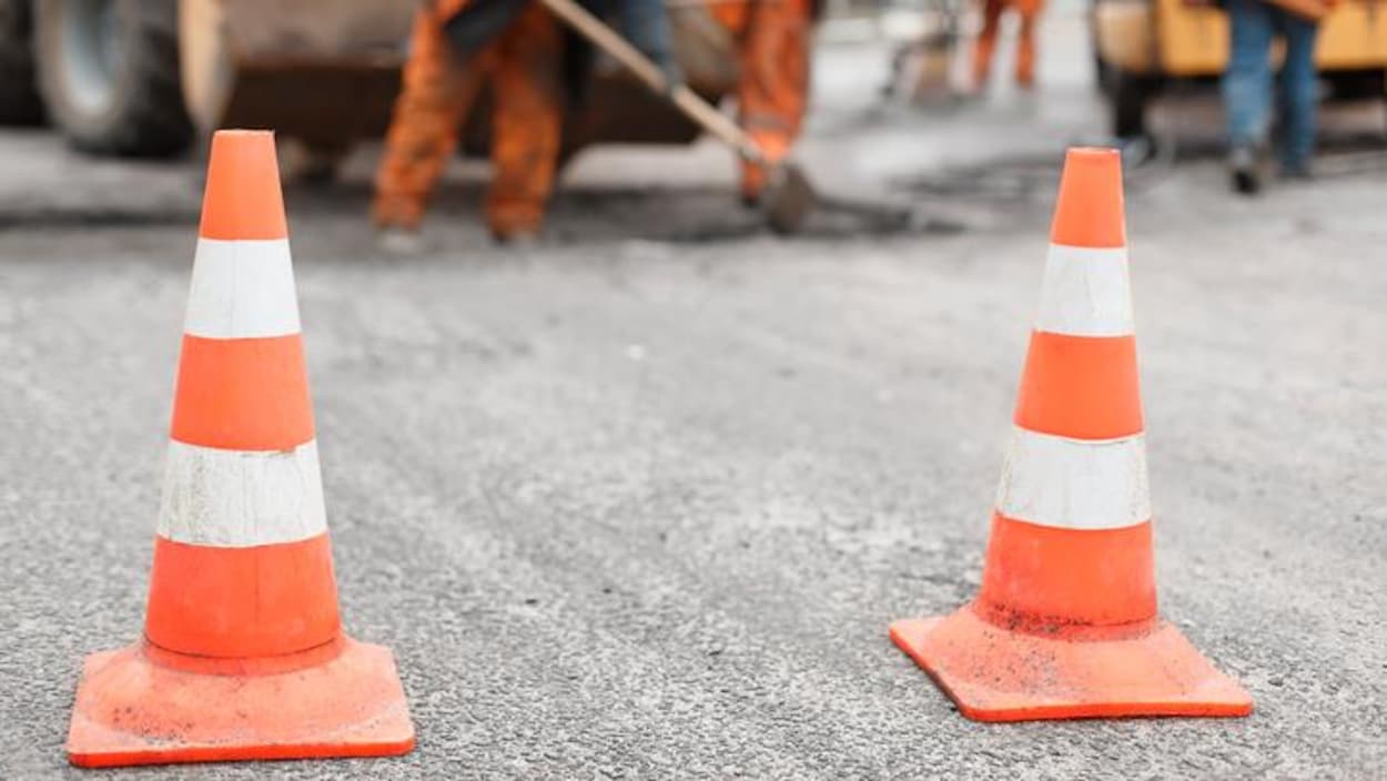 Des cônes orange de signalisation.