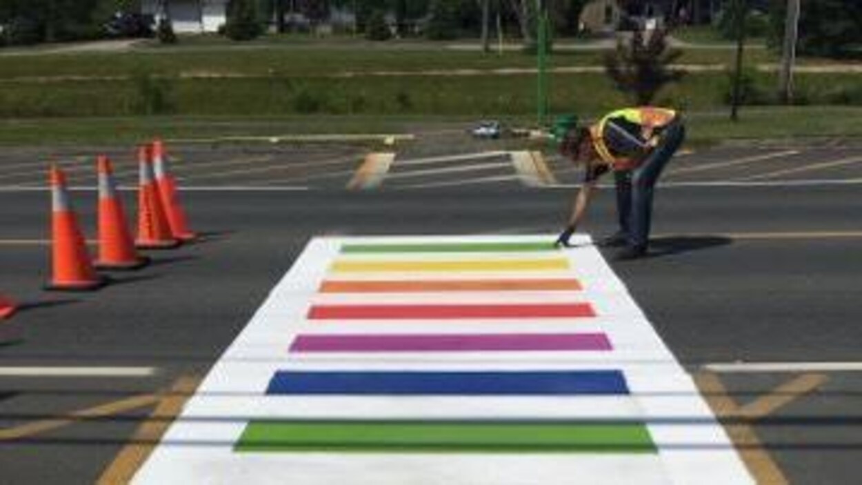 Une traverse de piétons en arc-en-ciel