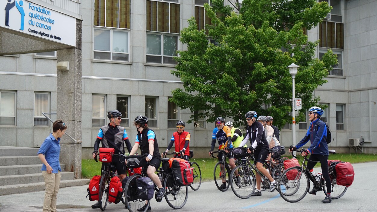 Alain et sa fille et Noémie Roy ont quitté sherbrooke jeudi matin dans le but de traverser le Canada à vélo.
