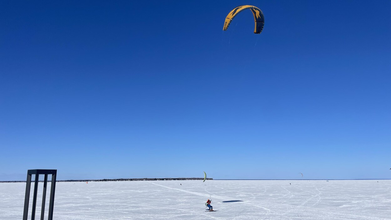 Une traversée du lac Saint-Jean en ski cerf-volant