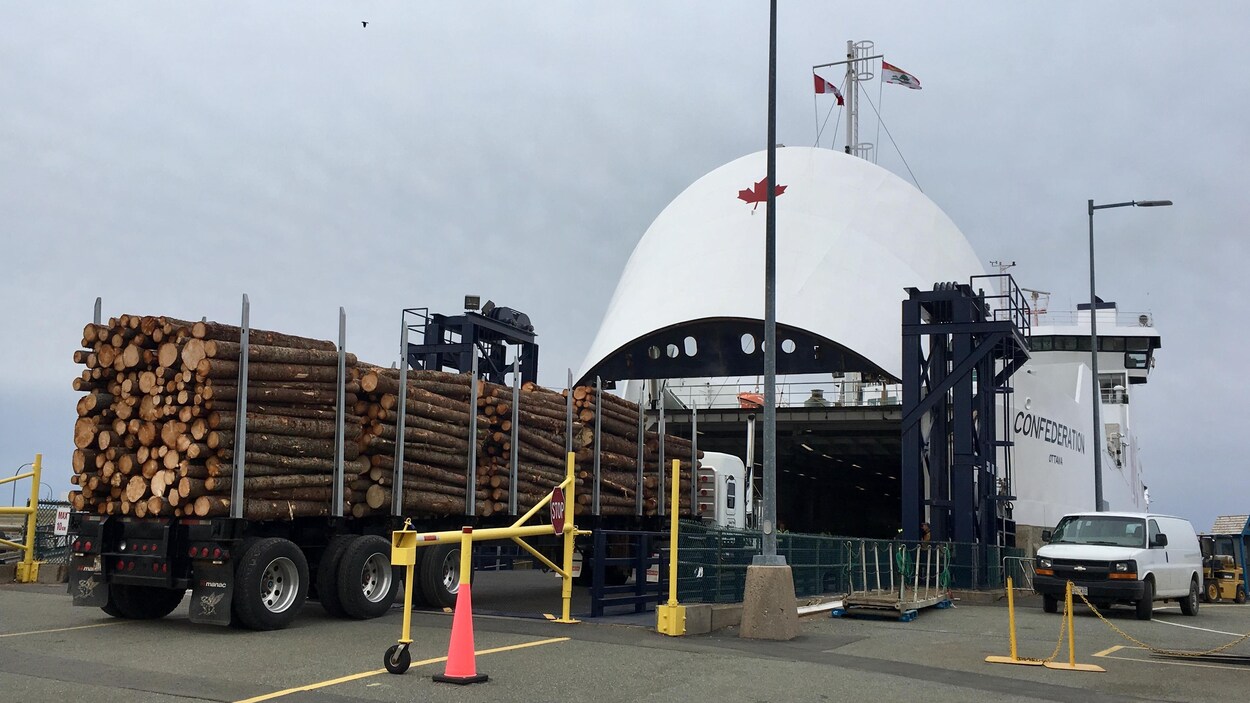 Le traversier NM Confederation au quai de Wood Islands à l'Île-du-Prince-Édouard.