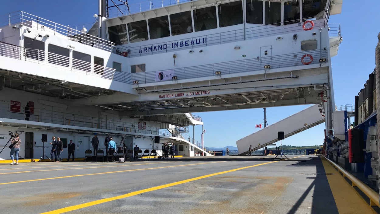 Photo du NM Armand Imbeau II prise sur le pont servant à accueillir les voitures. On aperçoit une corde d’amarrage, la passerelle du navire et une rampe d’accès pour les piétons.