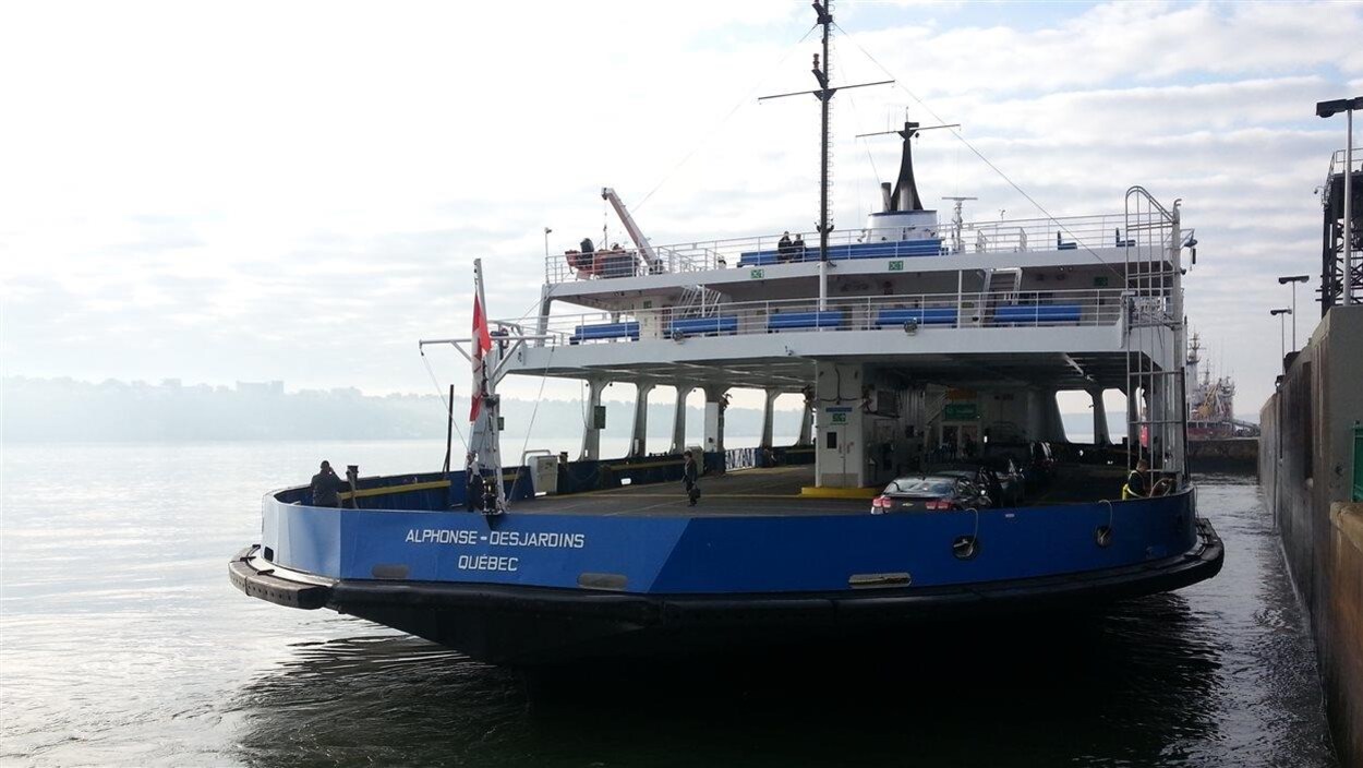 Traversier au quai de Québec.