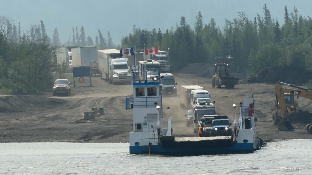 Aux T.N.-O., le traversier sur la rivière Peel est à nouveau praticable
