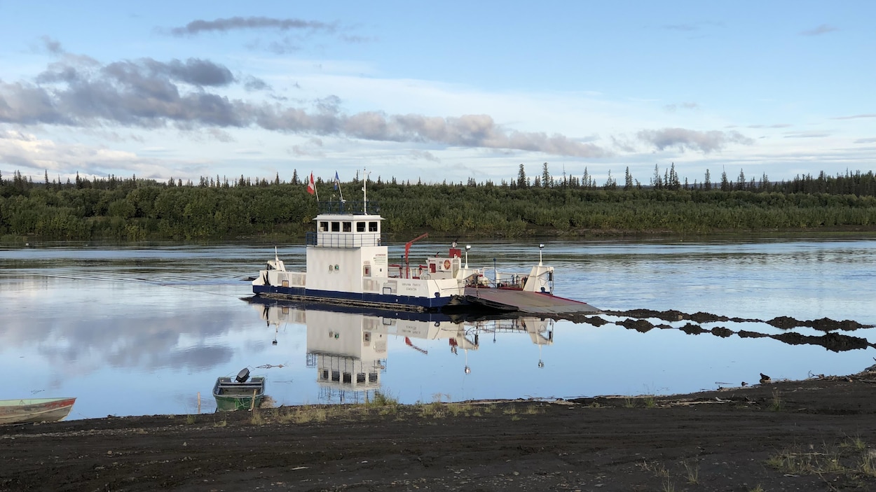 Le niveau élevé de la rivière Peel rend un traversier inutilisable