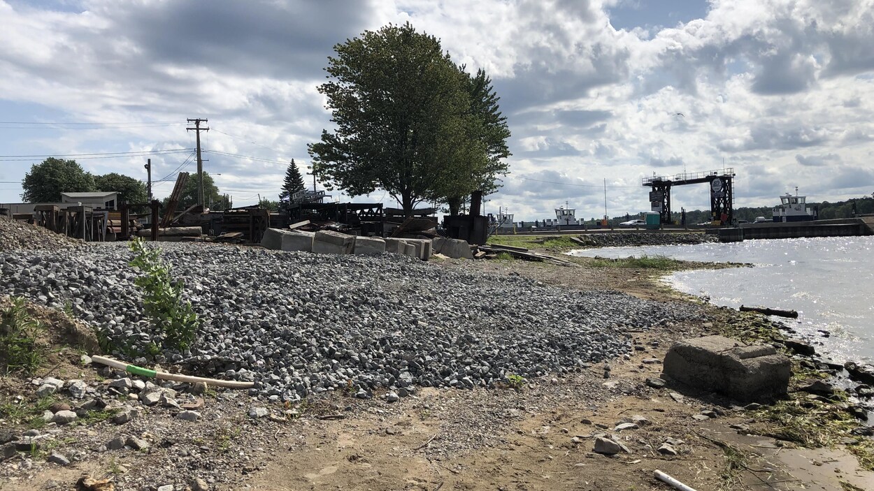 Des travaux de remblai aux Traversiers Bourbonnais, près de la rivière des Outaouais.