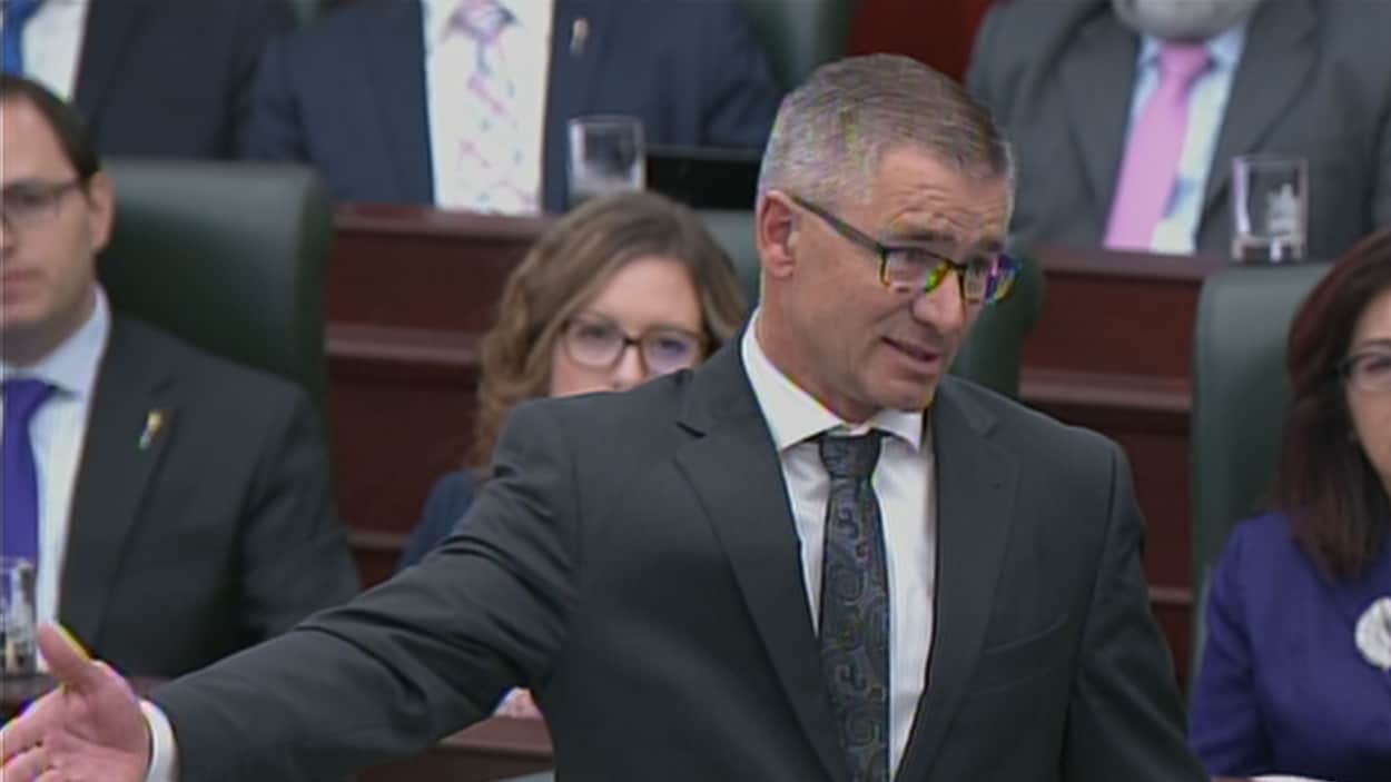 Travis Toews parle à l'Assemblée législative.