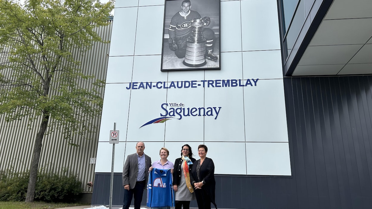 Le nom et l’image de Jean-Claude Tremblay bien en évidence sur son ...