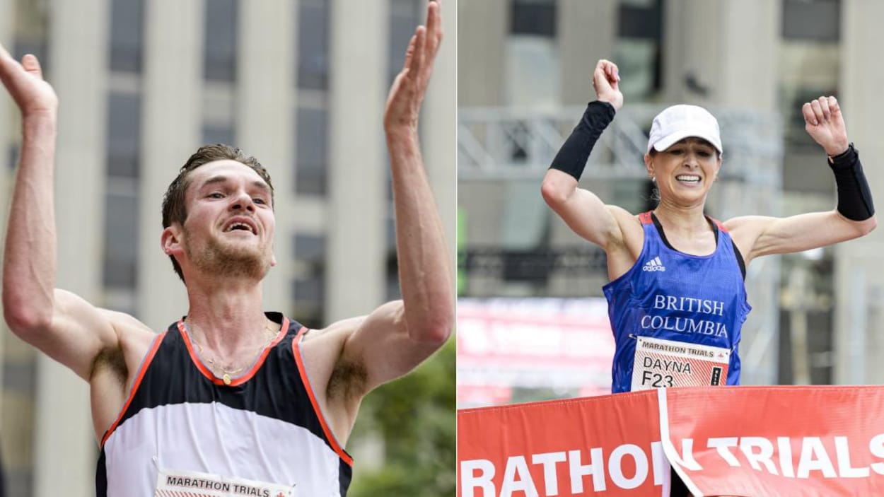 Deux coureurs célèbrent en franchissant le fil d’arrivée du marathon.