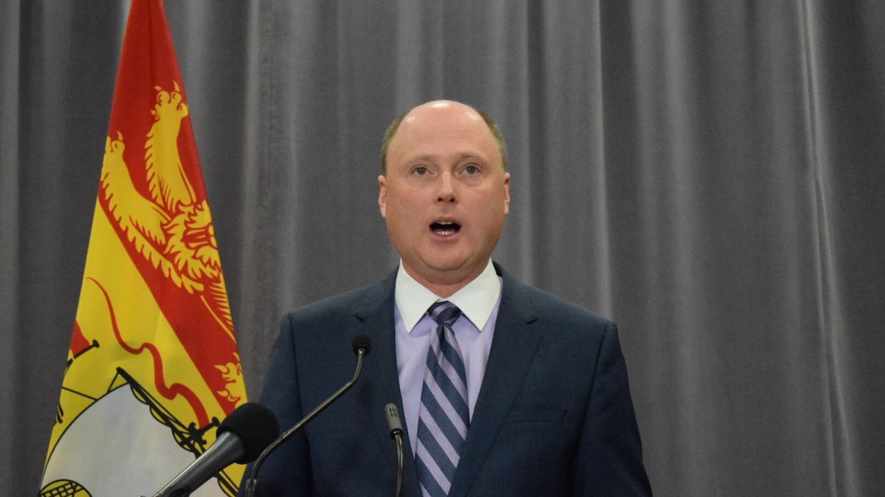 Le ministre de l'Éducation postsecondaire du Nouveau-Brunswick, Trevor Holder, en conférence de presse à Fredericton.