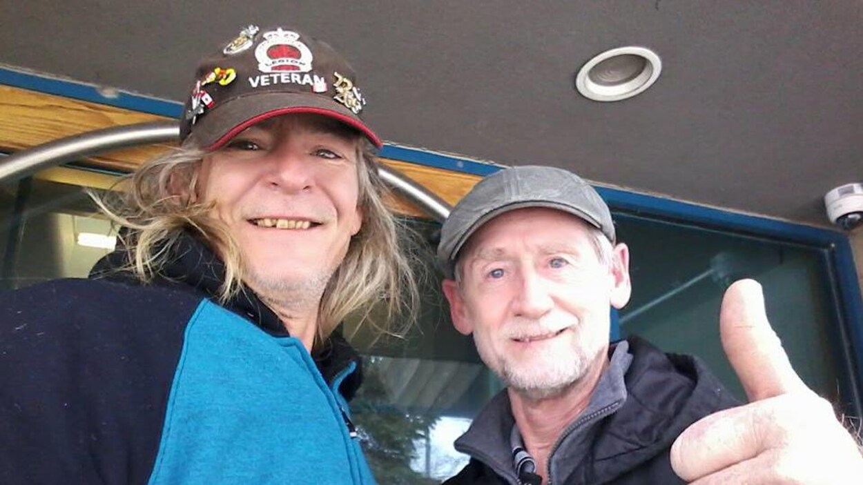 Trevor Sanderson avec un autre vétéran. Trevor Sanderson avec un autre vétéran.