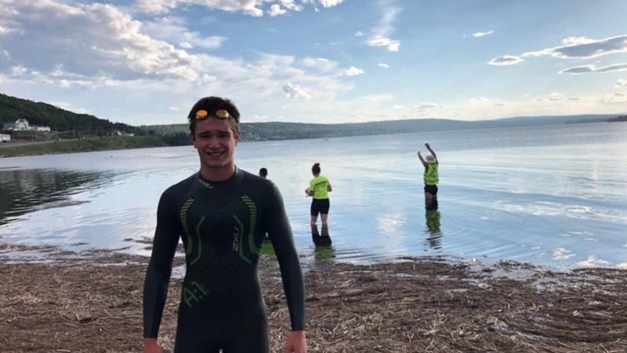 Nicholas Perreault, 14 ans, premier nageur à compléter l'épreuve.