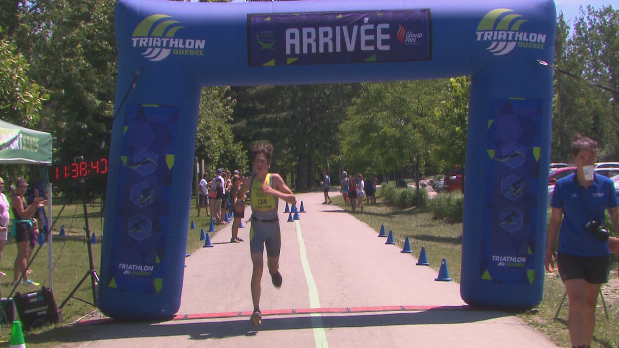 Un jeune coureur franchit la ligne d'arrivée