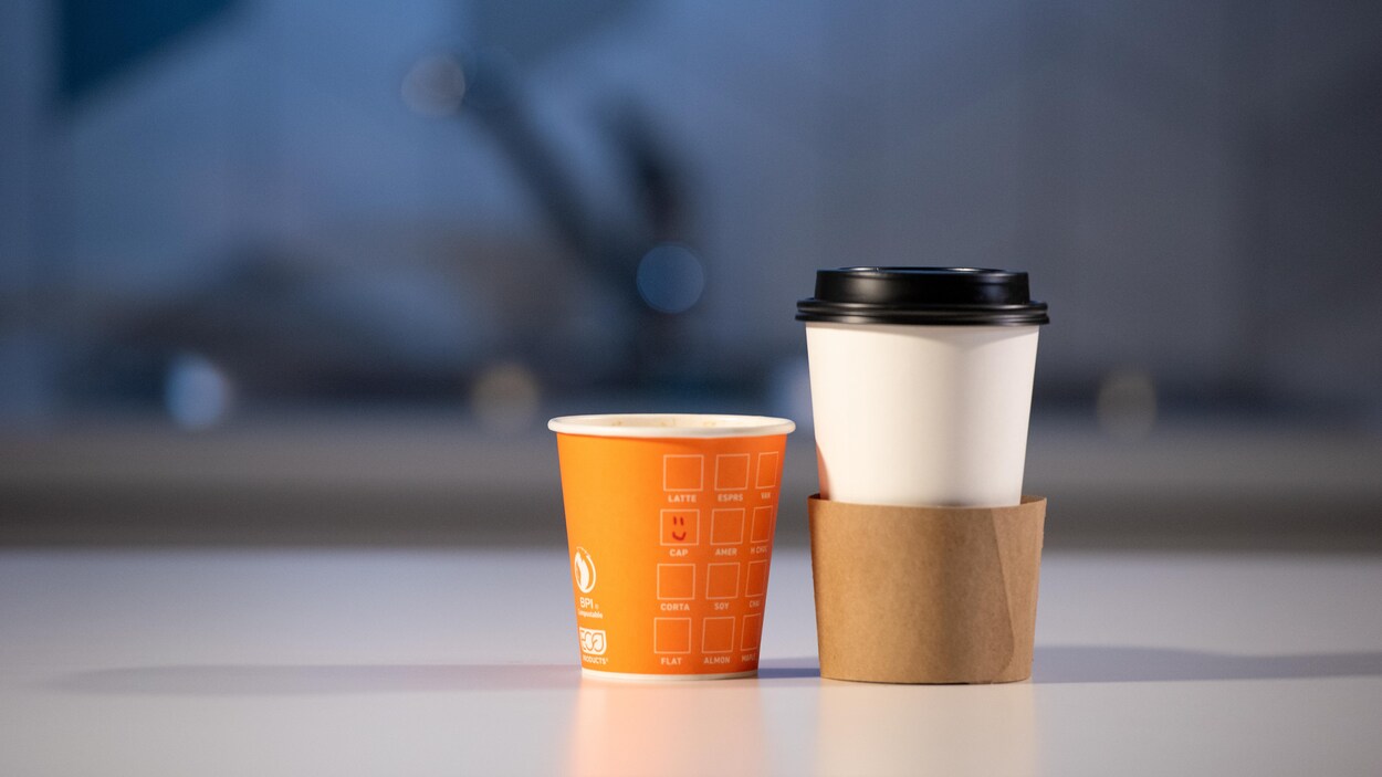 Des gobelets de café sur un comptoir.