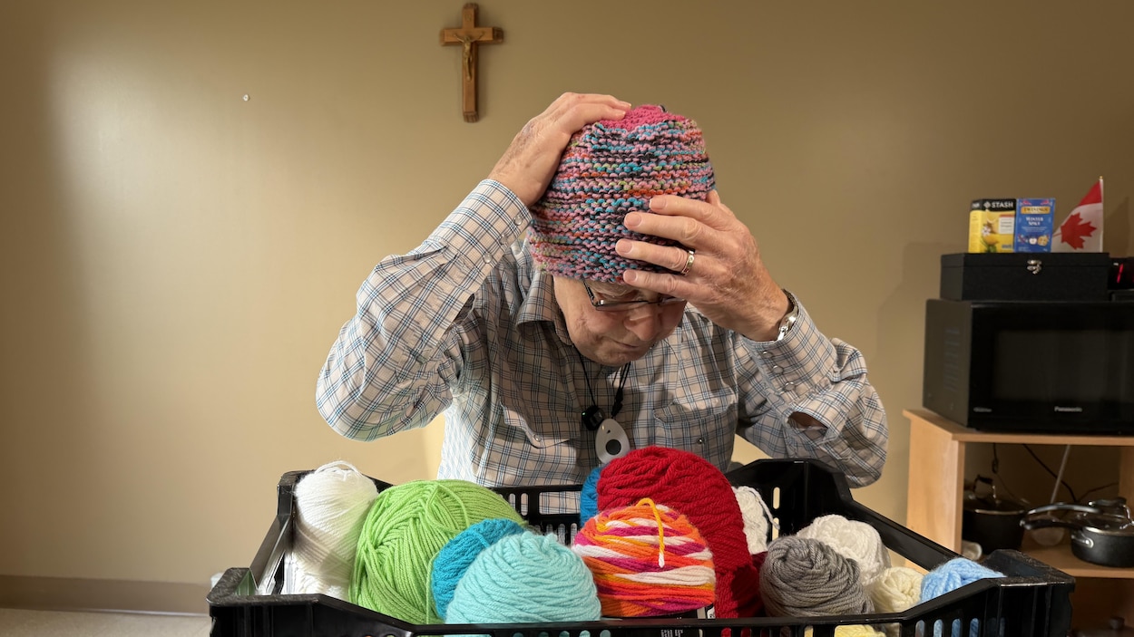 Leonard Foidart tricote pour les plus démunis